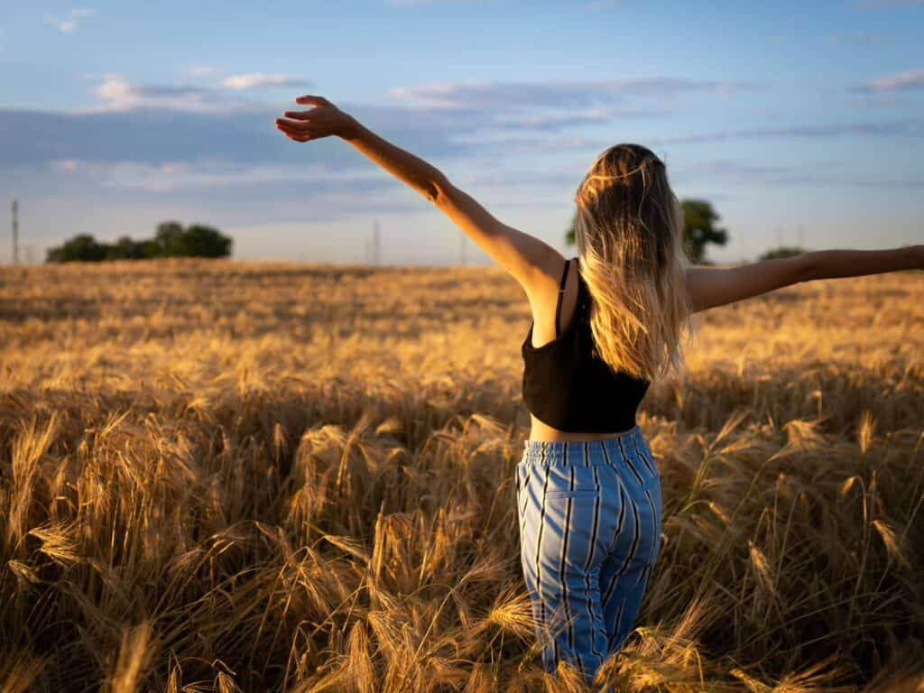 Kvinde nyder livet i hvedemarker Wallpaper