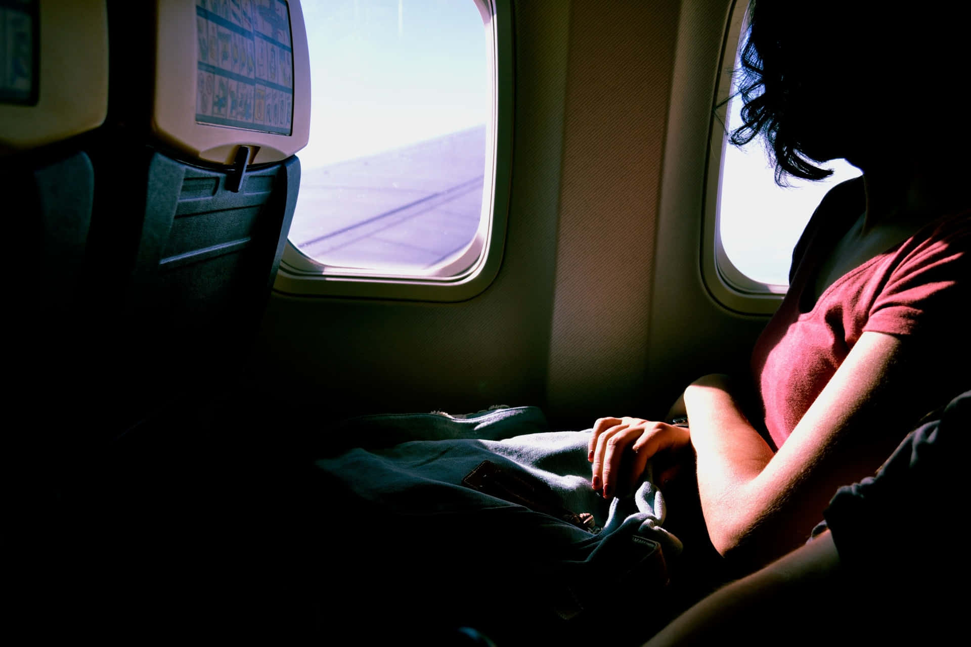 Kvinde flyver alene inde i flyet Wallpaper