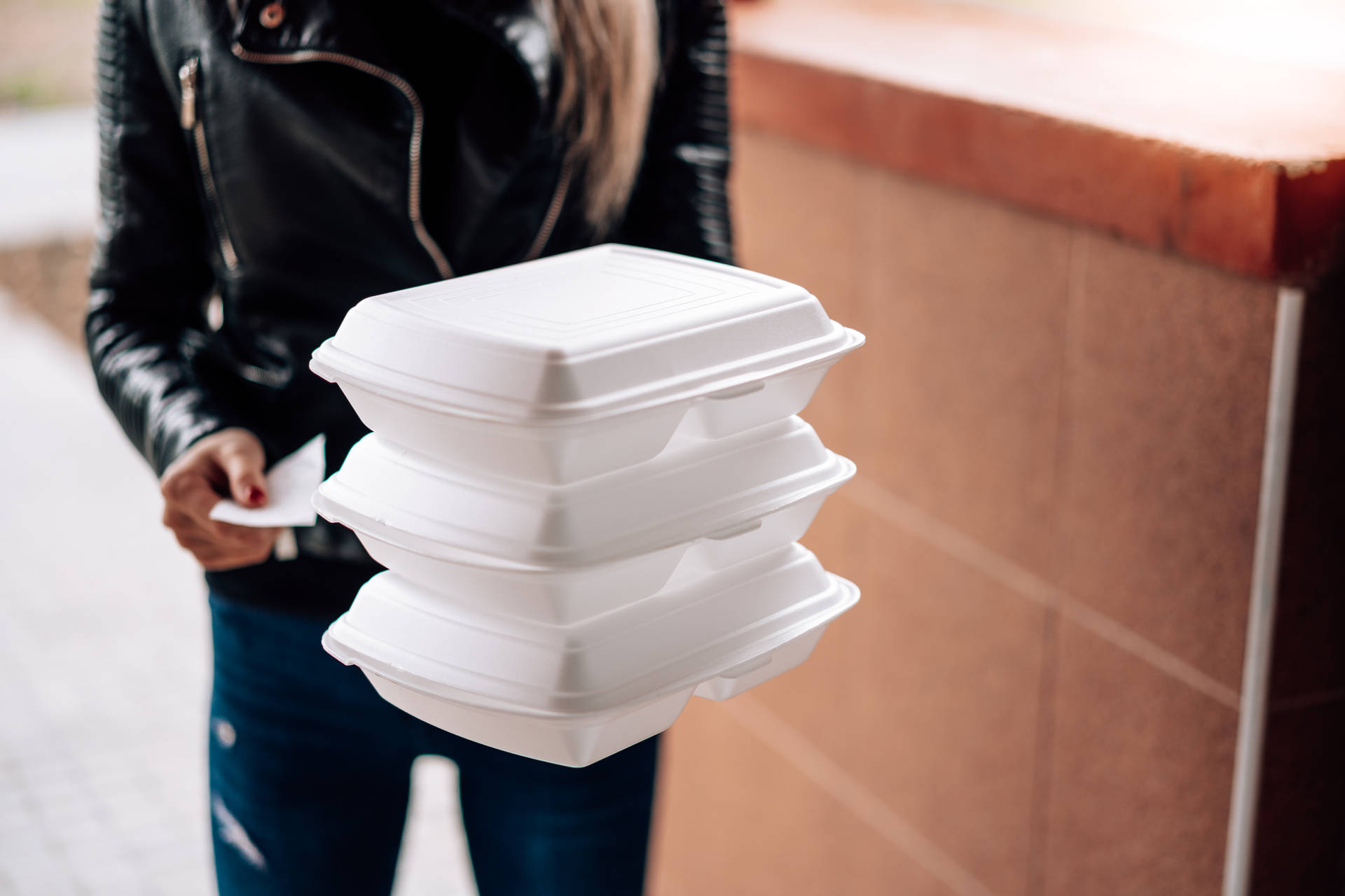 Mujersosteniendo Cajas De Comida En El Escritorio Fondo de pantalla