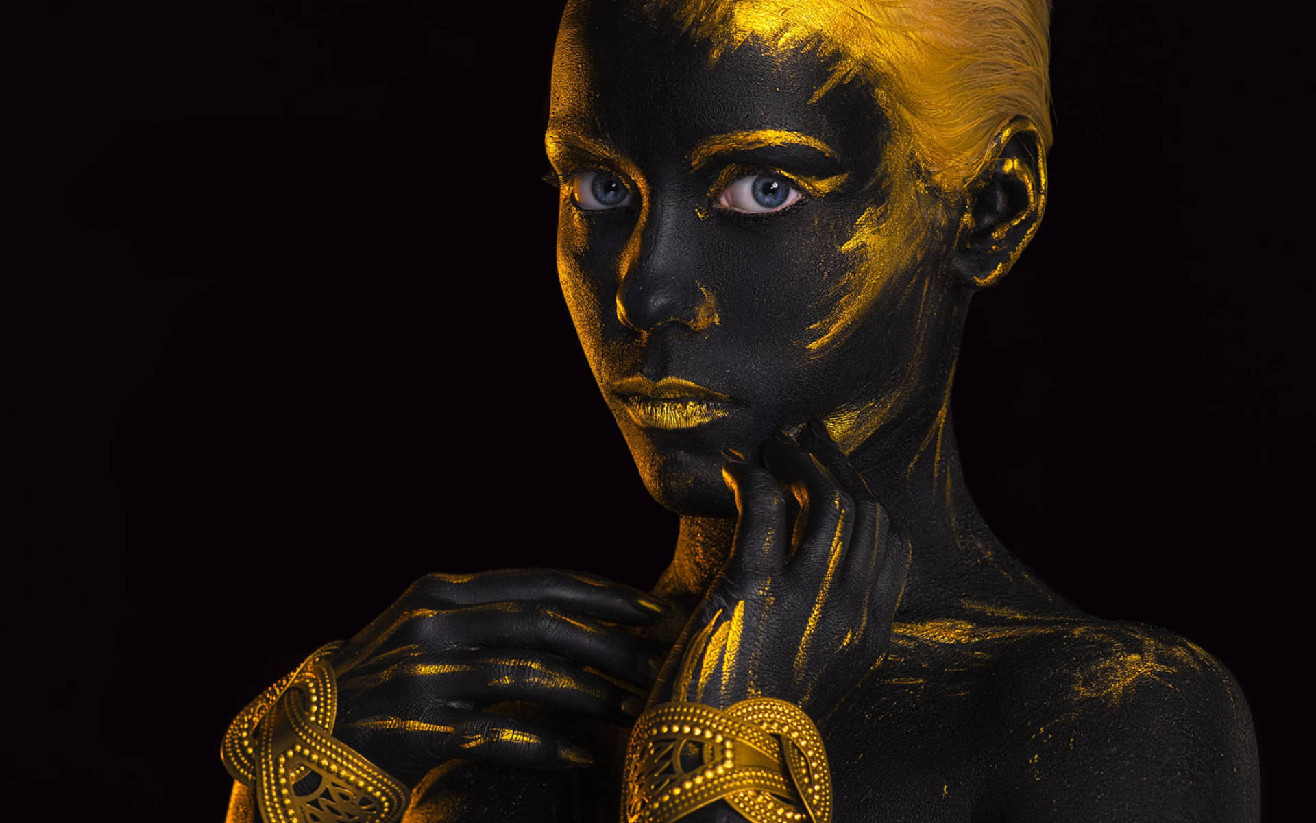 Kvinde i sort og guld Wallpaper