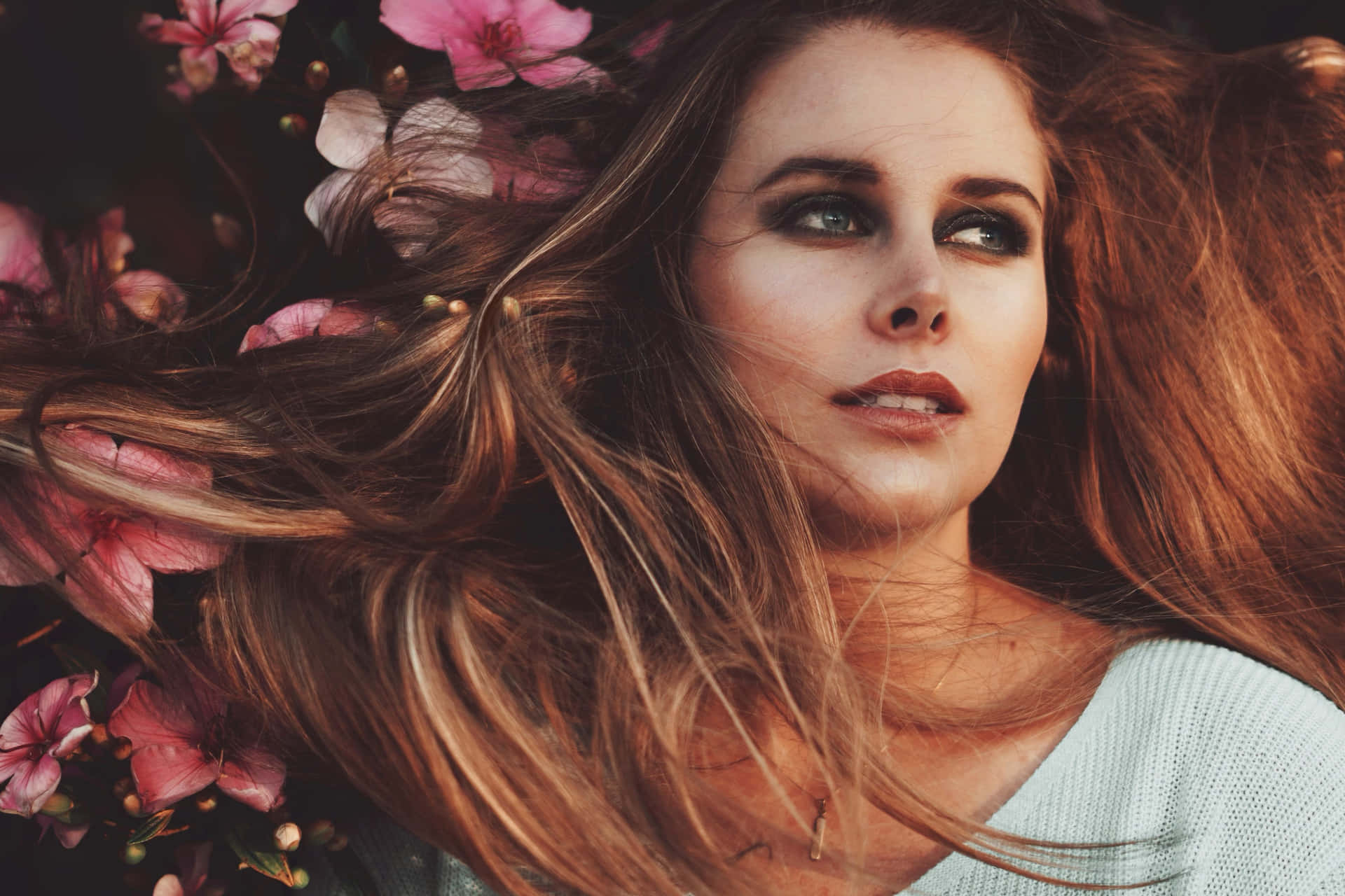 Kvinde med floral baggrund ansigtsreferencebillede Wallpaper