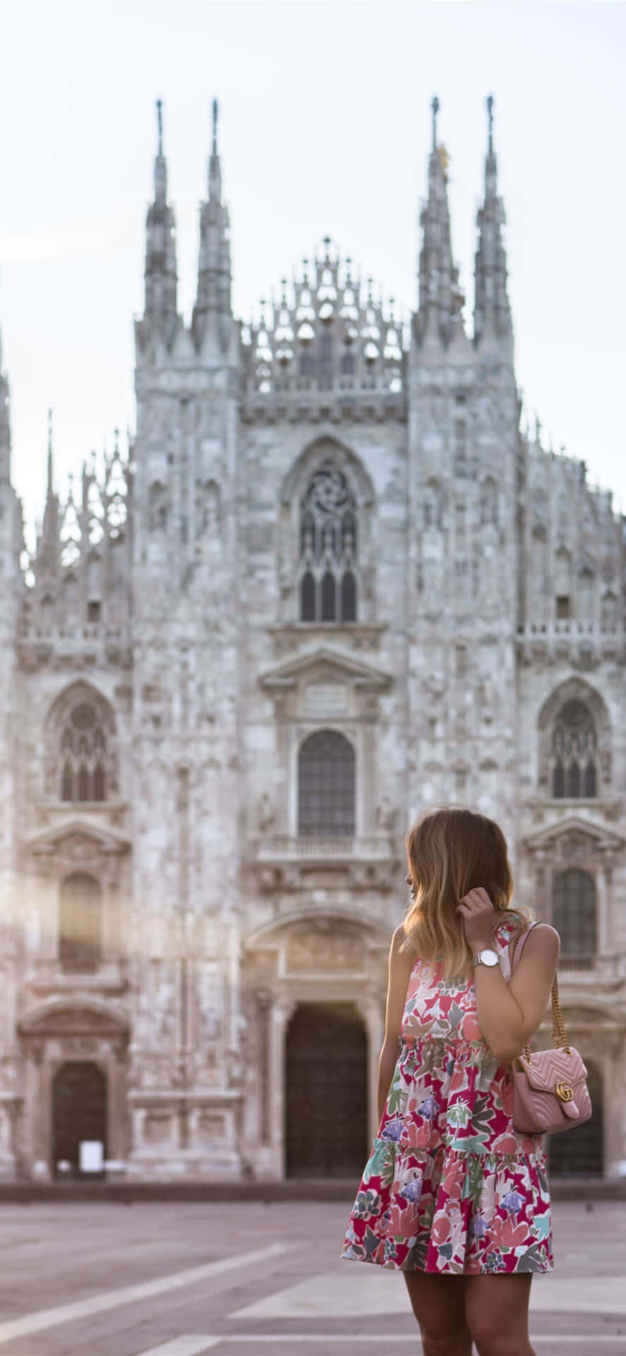 Mujerfrente A La Catedral De Milán. Fondo de pantalla