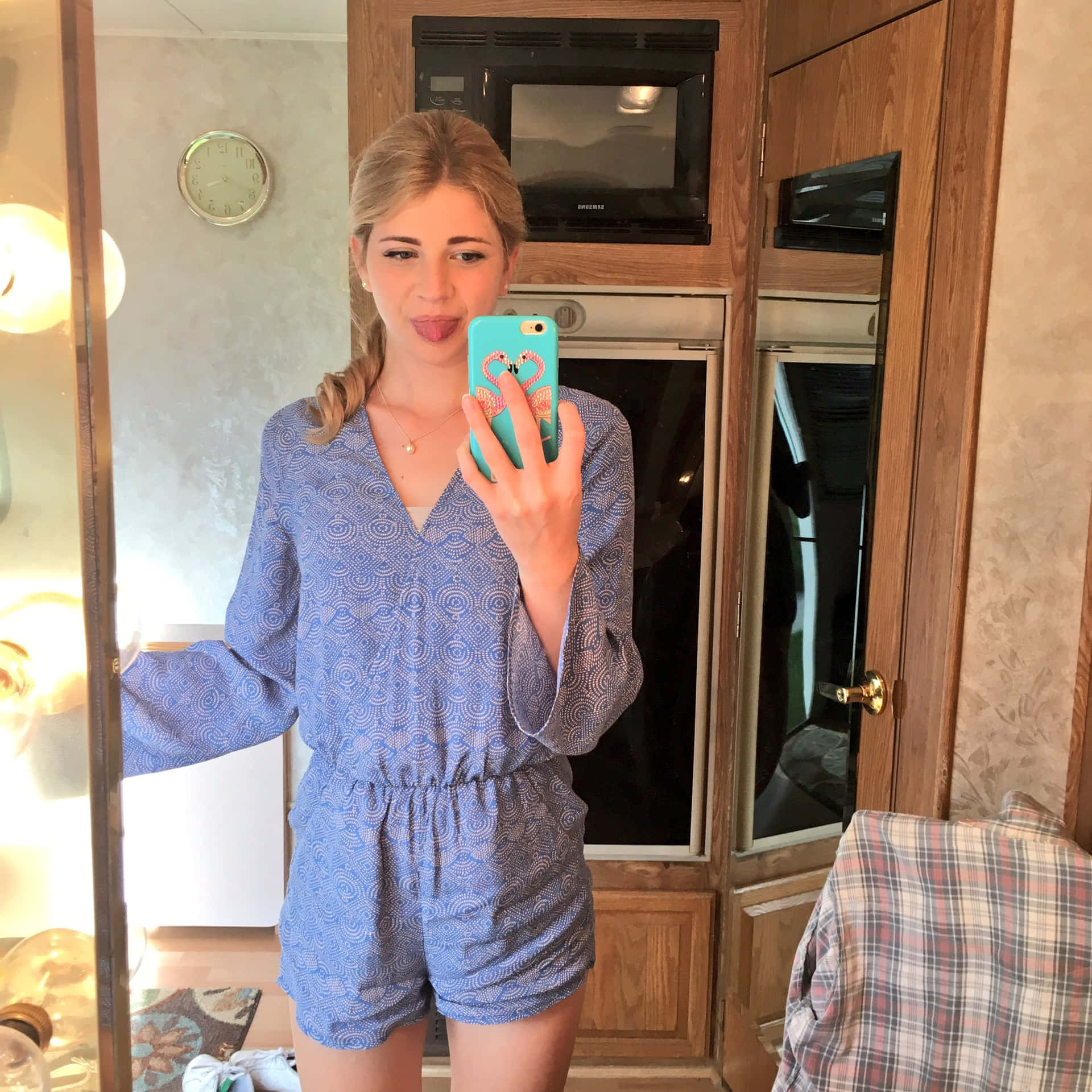 Vrouw Spiegel Selfie In Blauwe Outfit Achtergrond