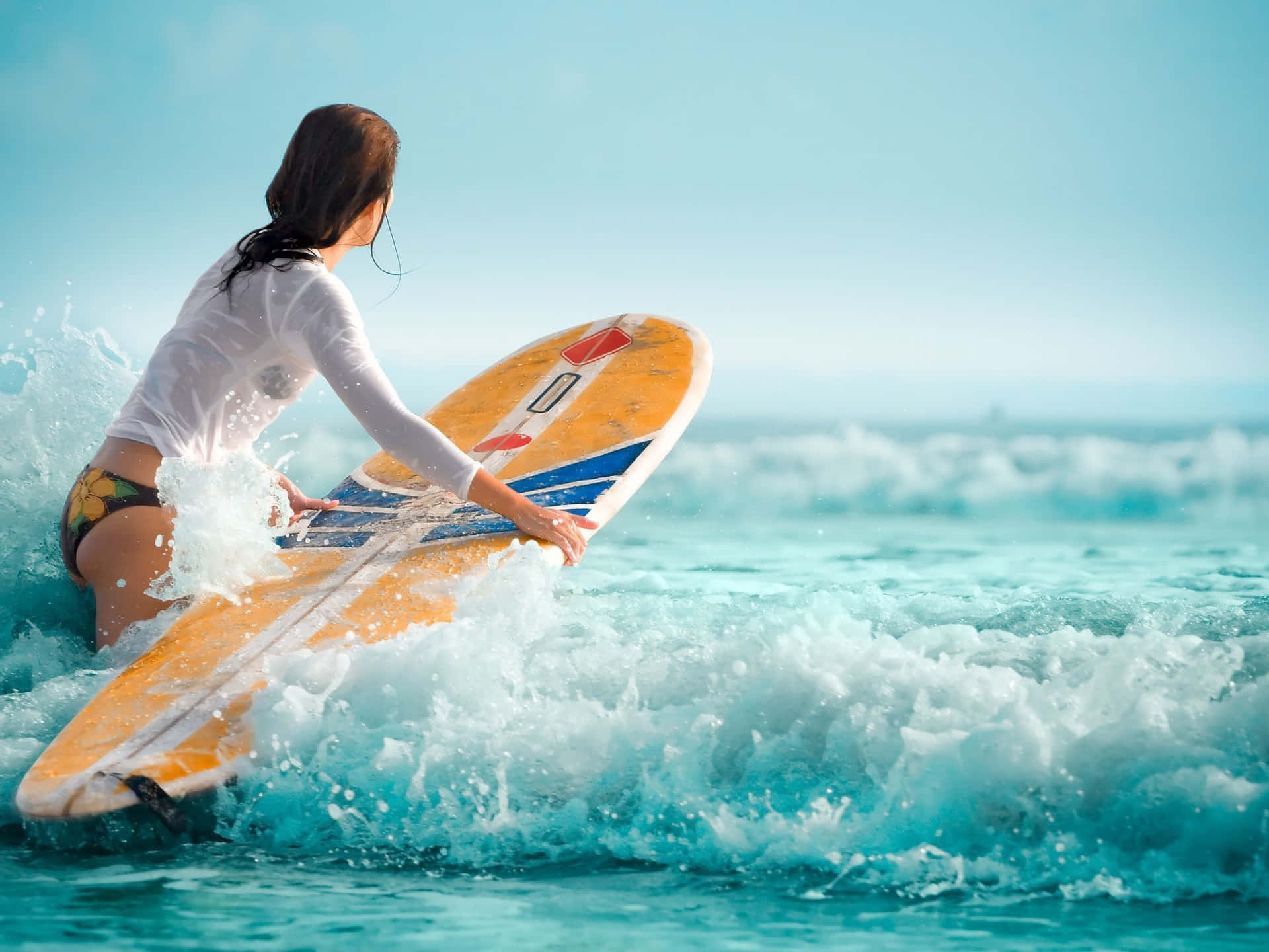 Mujeren Una Tabla De Surf En El Mar. Fondo de pantalla