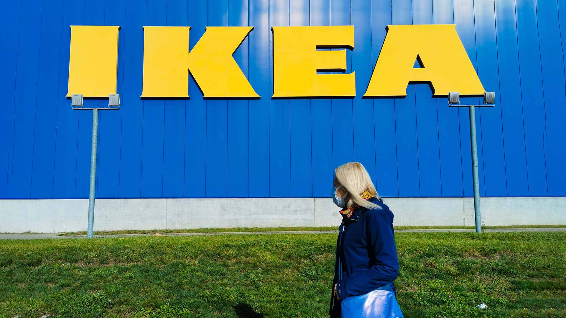 Mujerpasando Por Delante De Una Tienda De Ikea Fondo de pantalla