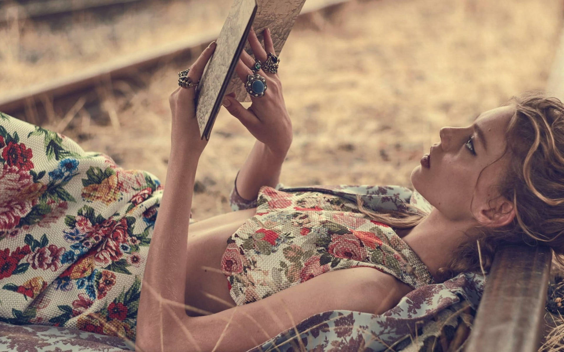 Kvinde Læsning I Tog Jernbane Wallpaper