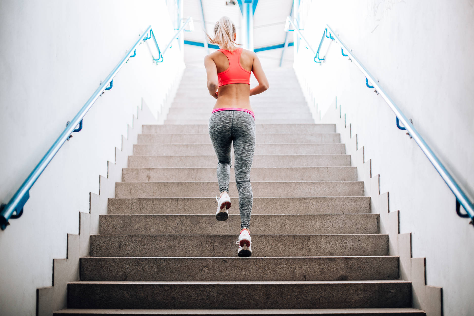 Mujercorriendo Escaleras Flexionando Pantorrillas. Fondo de pantalla
