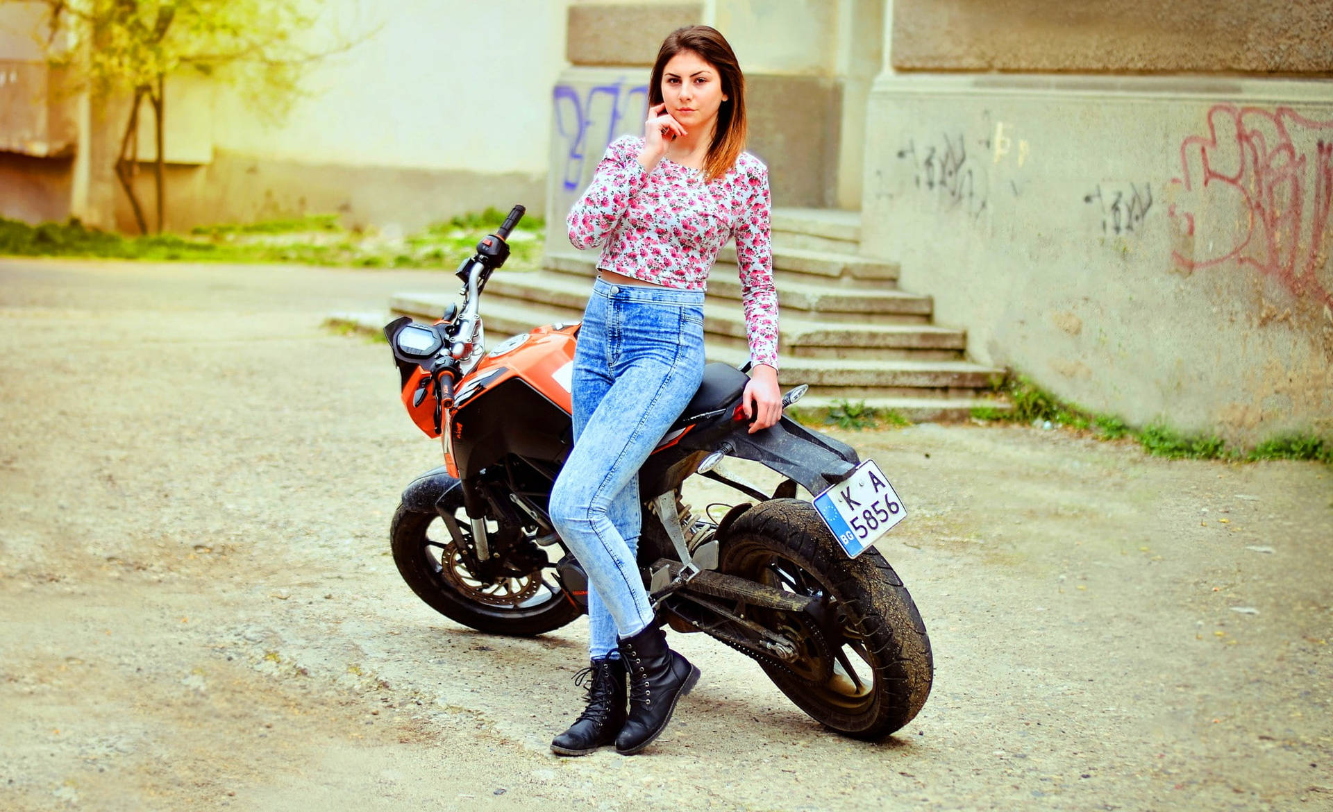 Download Woman Sitting Duke 125 Ktm Bike Wallpaper 