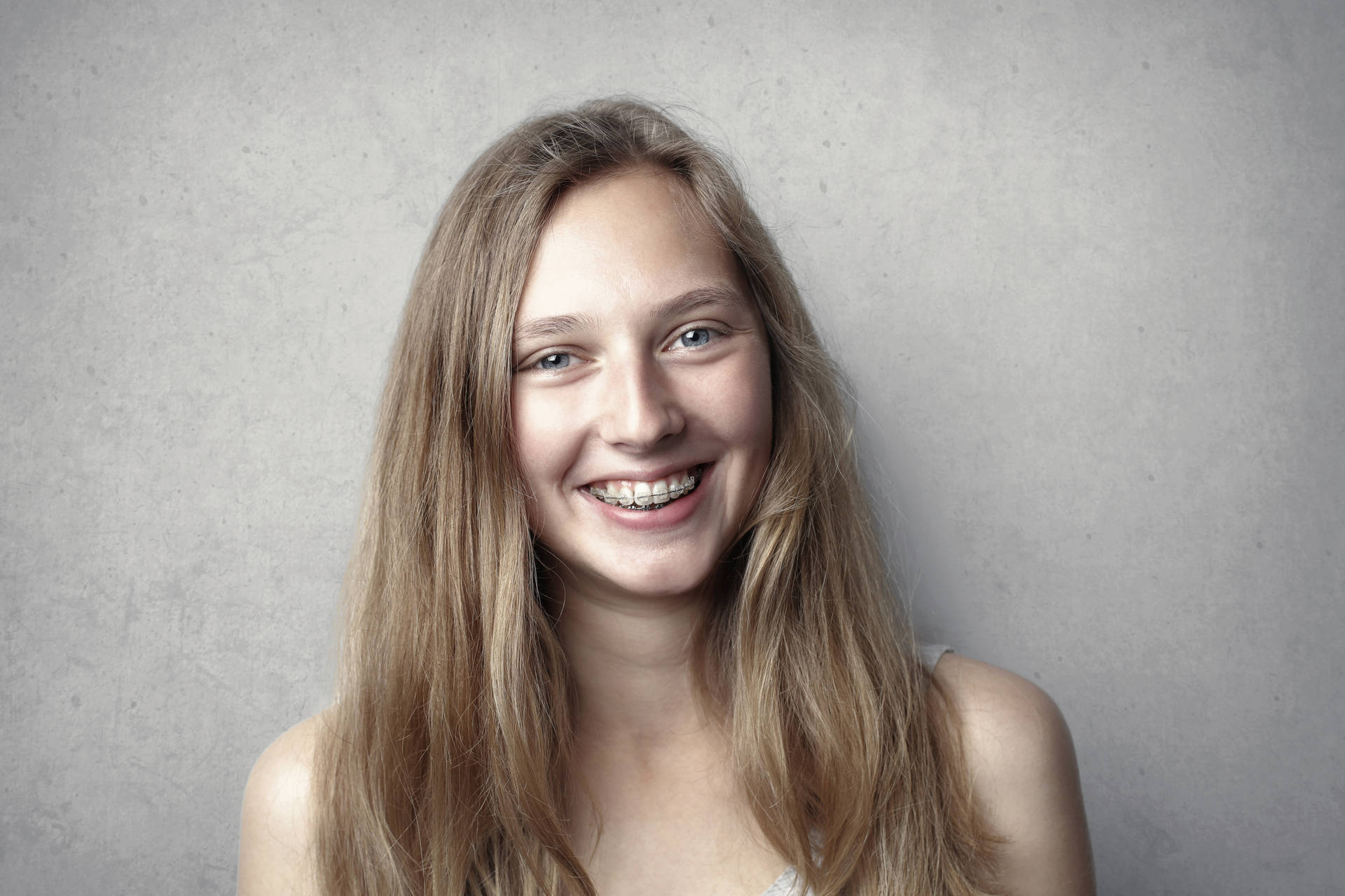 Kvinde smiler med briller headshot Wallpaper