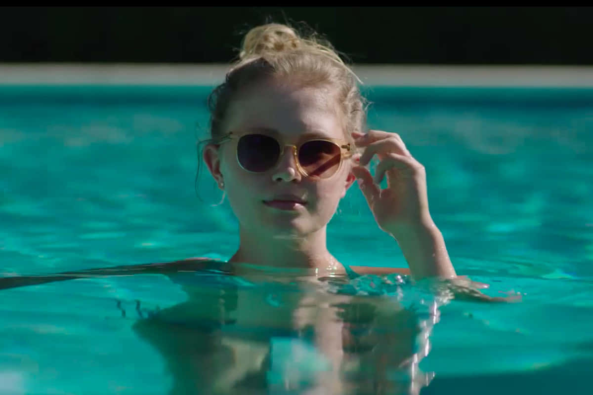 Woman Sunglasses Pool Summer Vibe Wallpaper