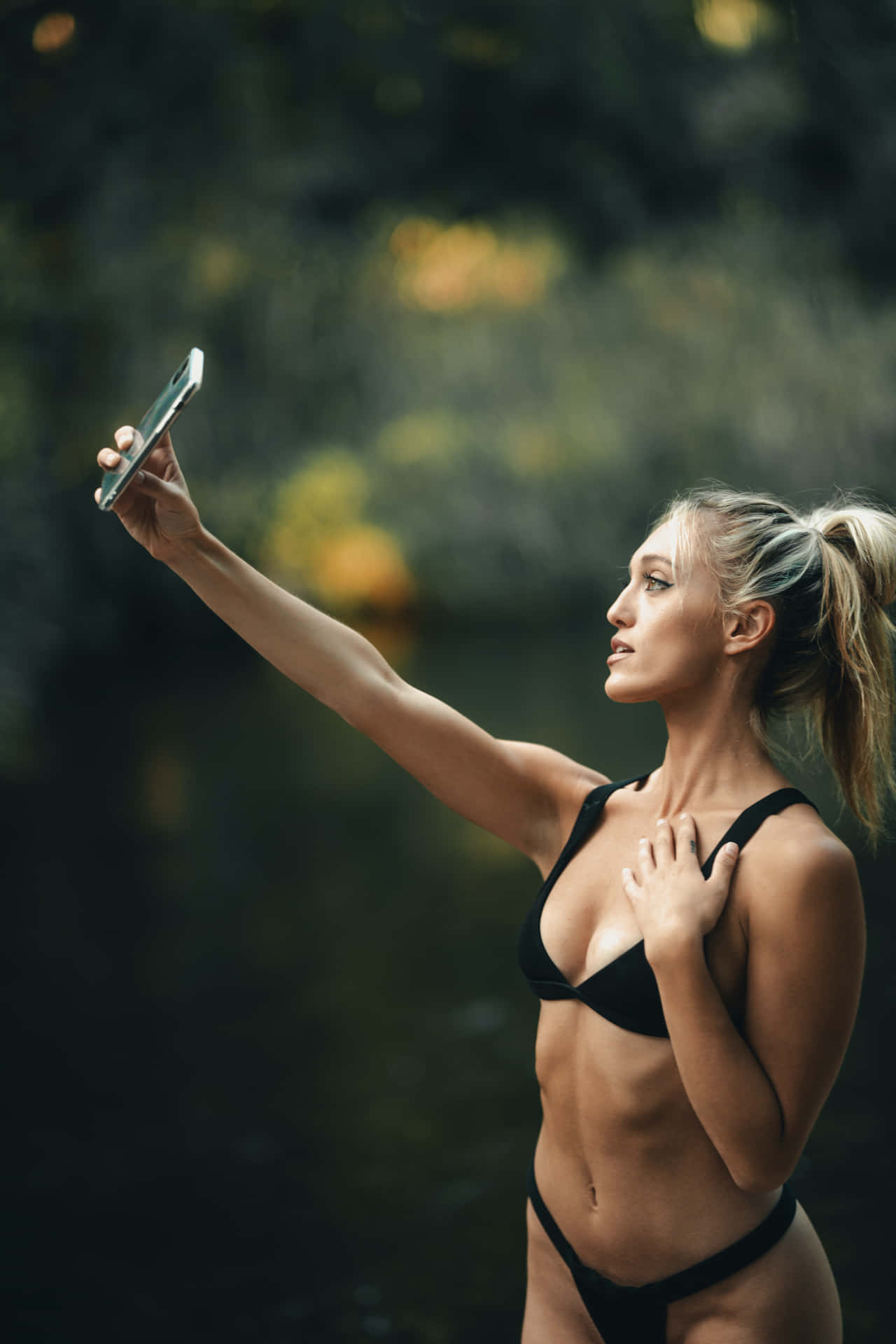 Mujerhaciéndose Un Selfie Cuerpo Femenino Fondo de pantalla
