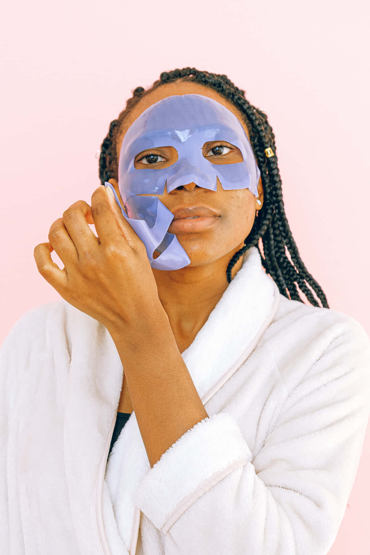 Mujerusando Una Mascarilla Facial Antiedad Permanente Contra Las Arrugas. Fondo de pantalla