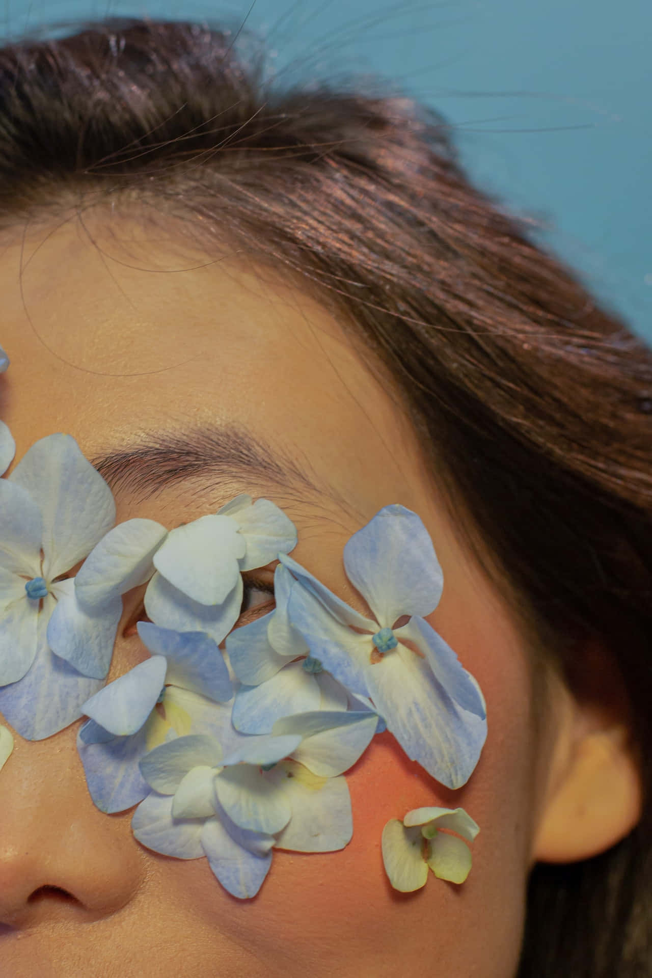 Kvinde med blå blomster telefon baggrund Wallpaper