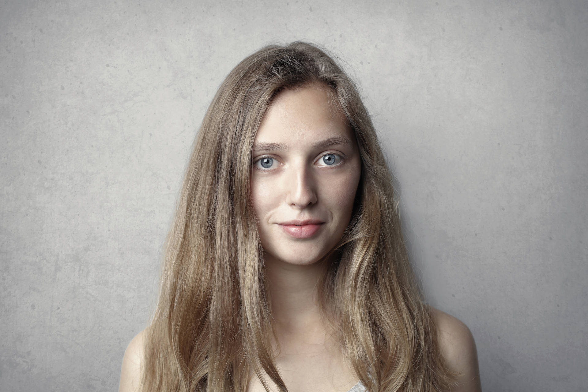 Kvinde med grå øjne Headshot Wallpaper