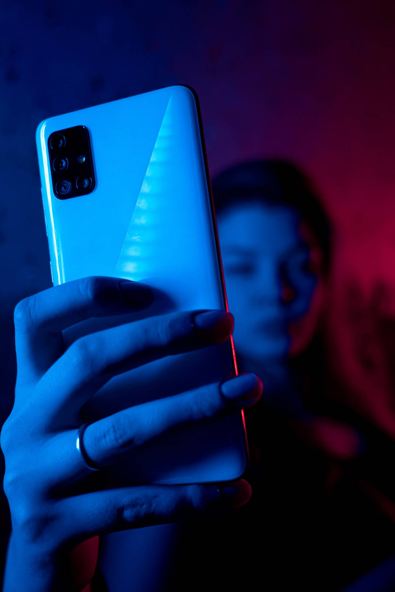 Kvinnamed Telefon På Neonblå Iphone. Wallpaper