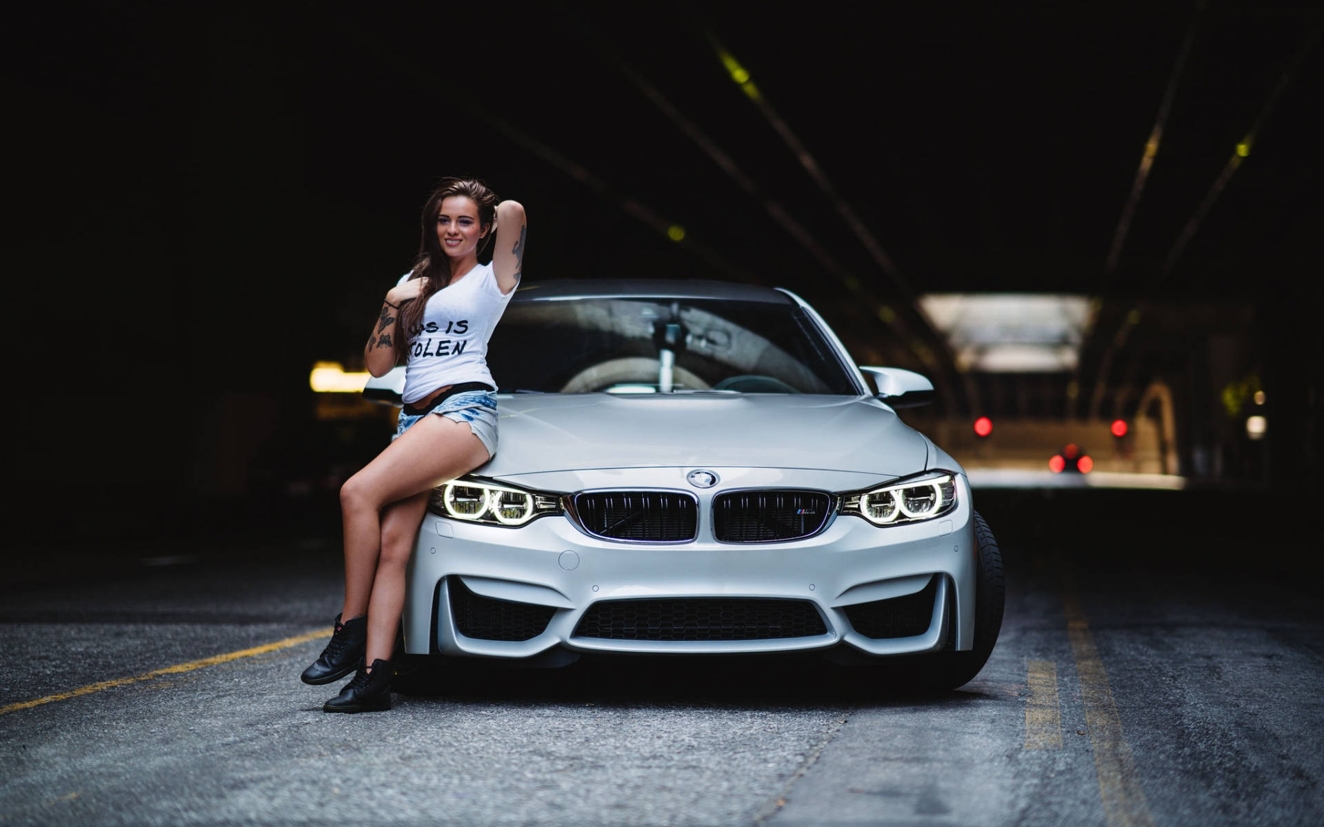 Kvinde med sølv BMW bil på vejen Wallpaper