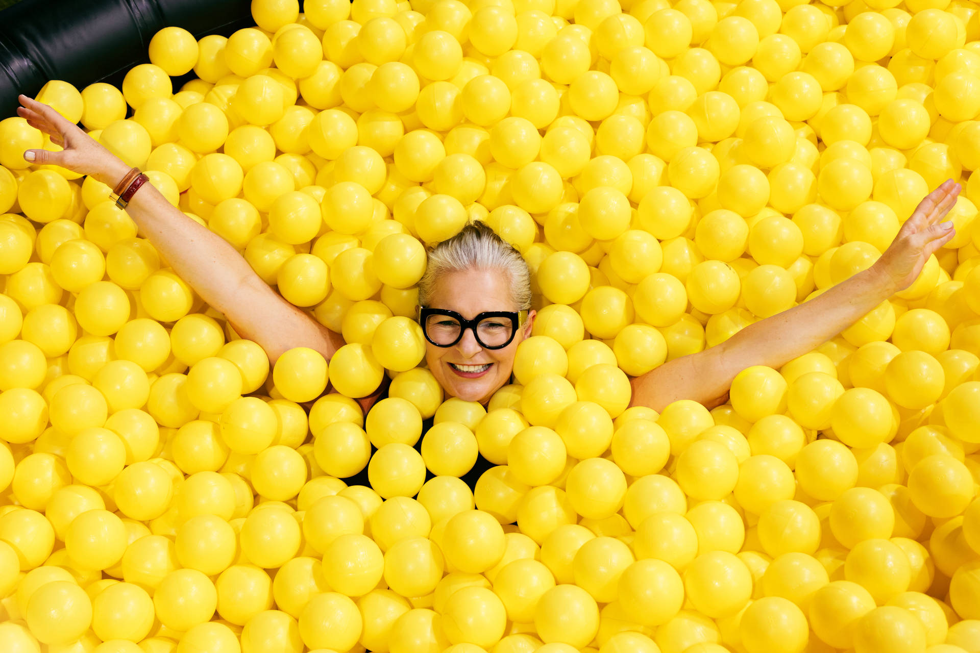 Woman Yellow Balls Freedom Wallpaper