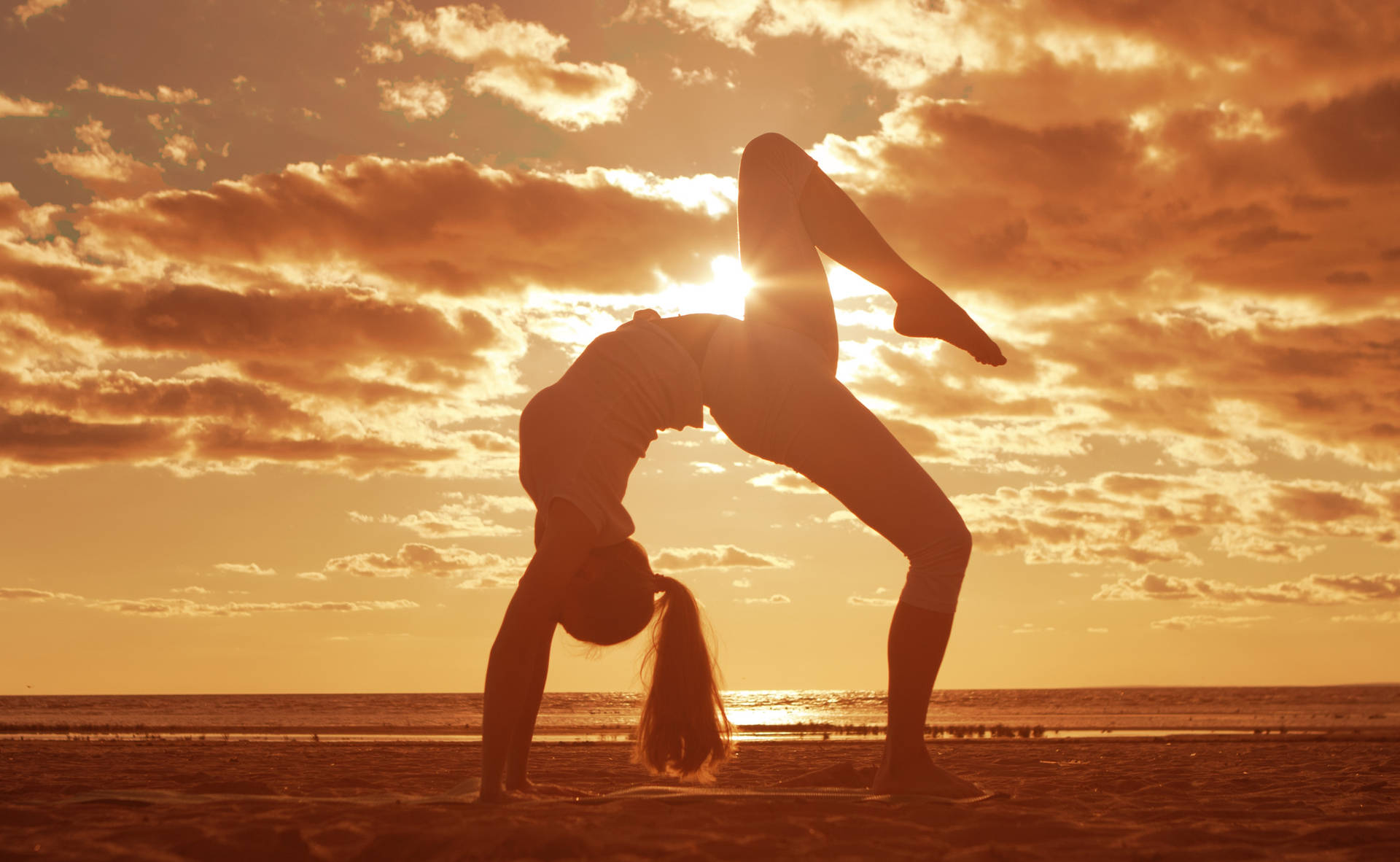 Estéticade Mujer En Posición De Yoga. Fondo de pantalla