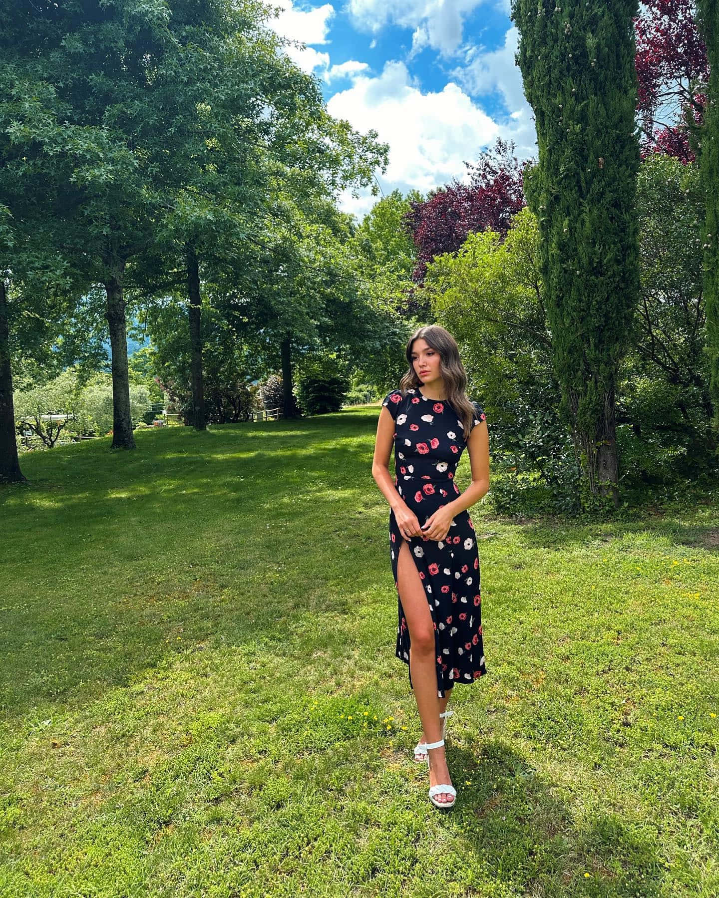 Femme En Robe Florale En Plein Air Fond d'écran