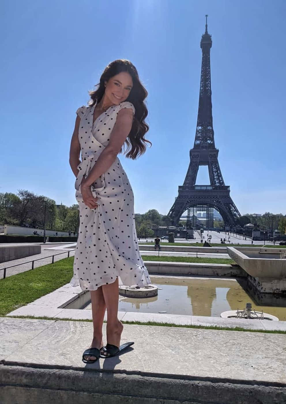Womanin Polka Dot Dressat Eiffel Tower Wallpaper