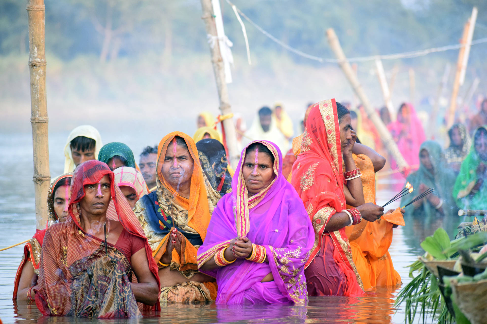 Mujerescelebrando Chhath Puja En El Océano. Fondo de pantalla