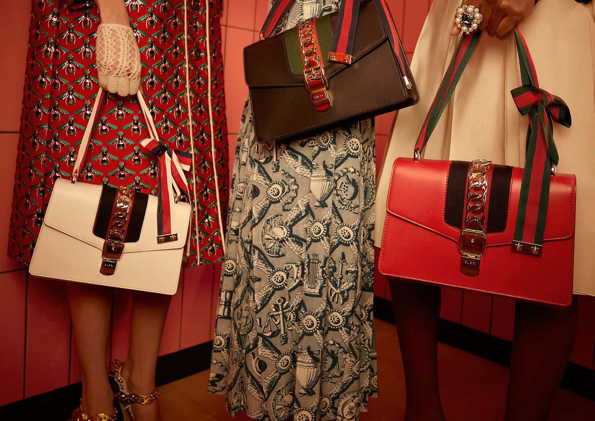 Kvinnorsom Håller Gucci-väskor 4k Wallpaper
