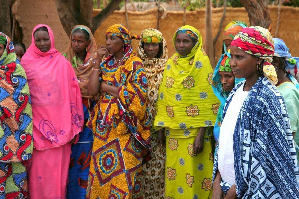 Kvinnori Färggranna Klänningar Centralafrikanska Republiken Wallpaper