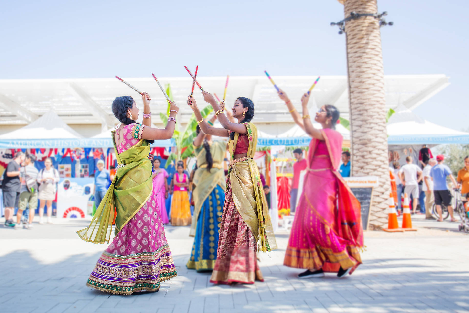 Mujerescon Trajes Tribales En El Festival Global De Irvine. Fondo de pantalla