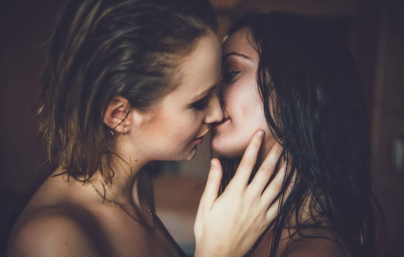 Kvinder kysse i bruser Wallpaper