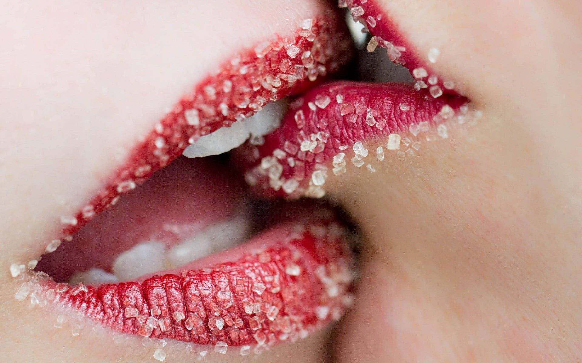 Women Kissing With Salted Lips Wallpaper