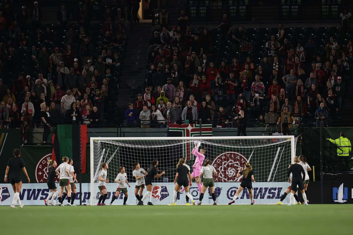 Action De Gardienne De But Lors D'un Match De Football Féminin Fond d'écran