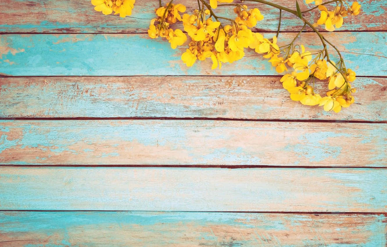 Fondode Madera Vintage Con Flores Azules Y Amarillas