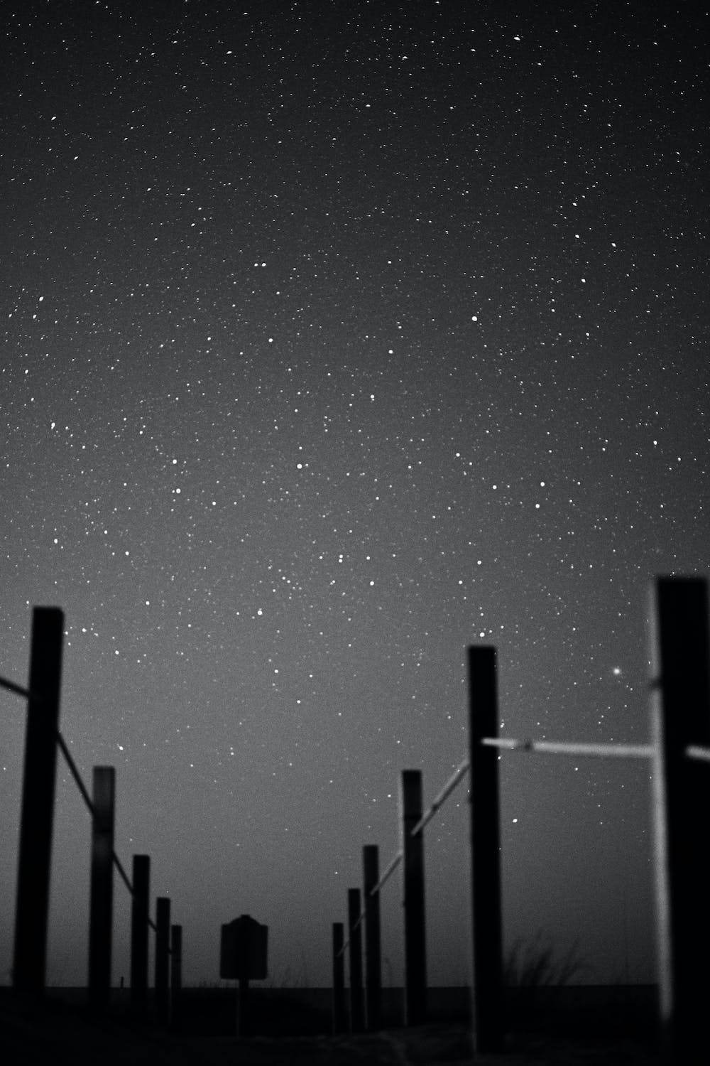 Puentede Madera Con Estrellas Negras. Fondo de pantalla