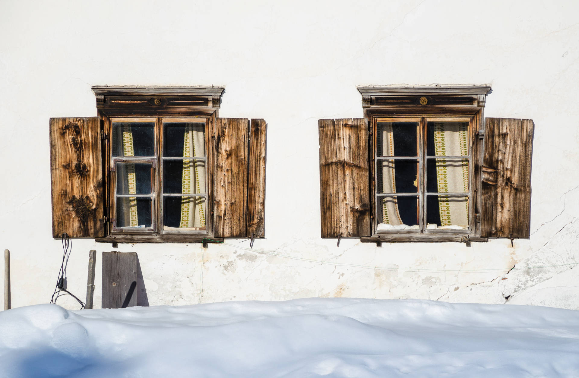 Wooden Windows Winter Wallpaper
