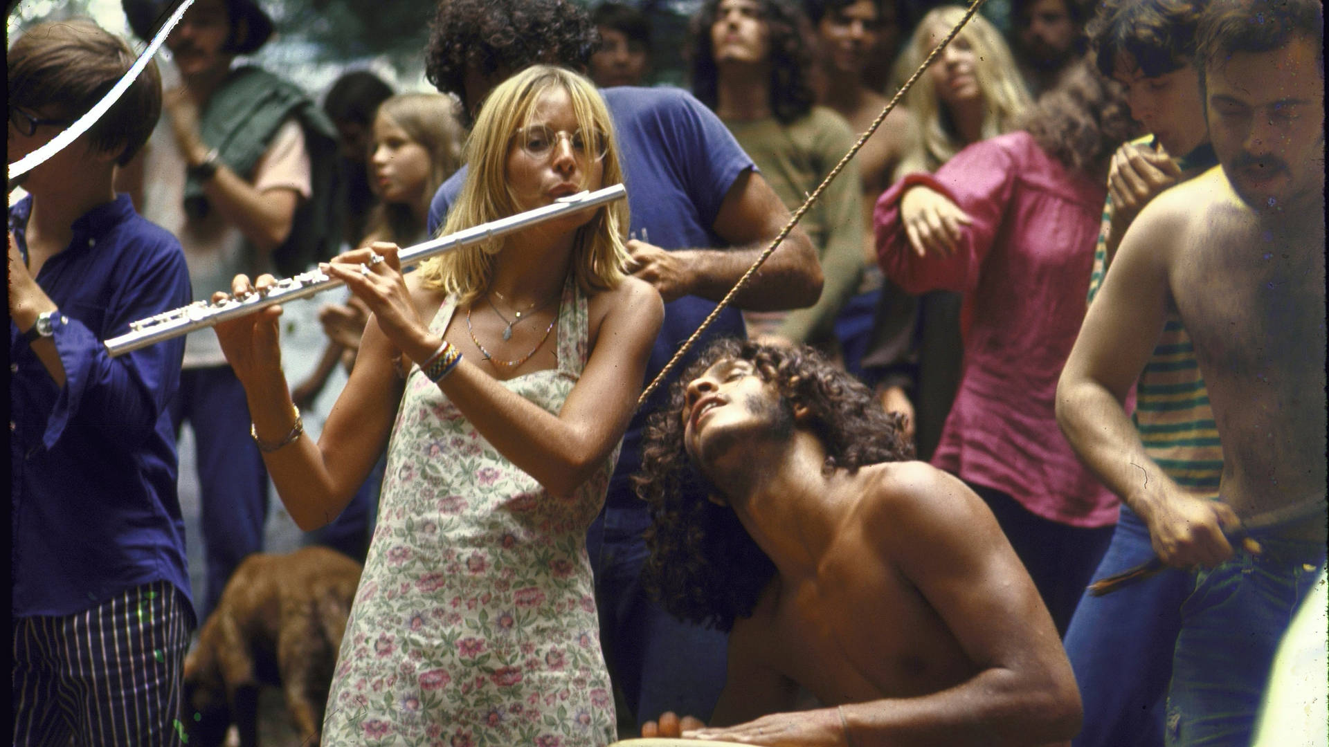 Flautista E Batterista Hippy Di Woodstock Sfondo