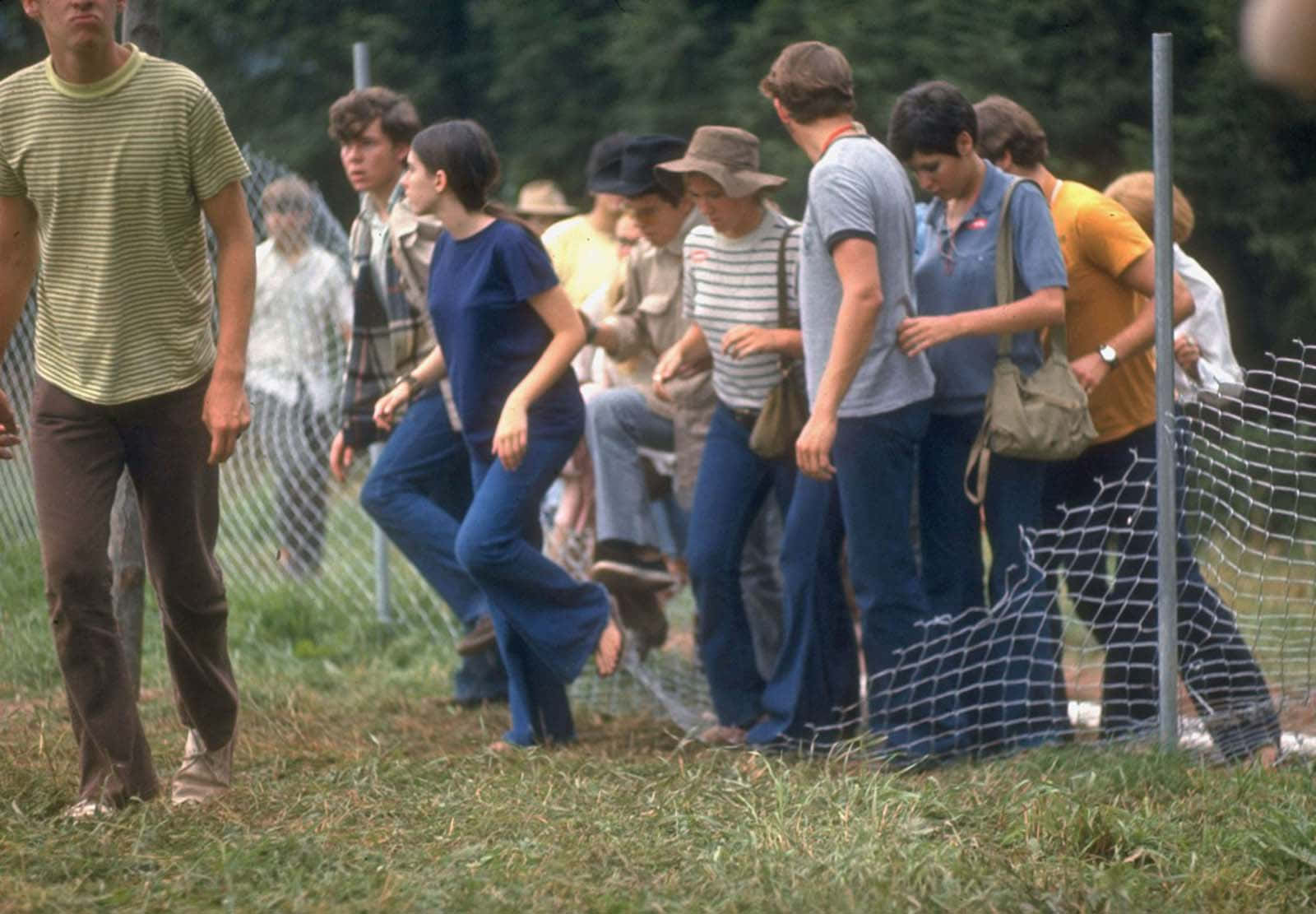 Centinaiadi Persone Si Riuniscono All'historic Woodstock Music And Art Fair