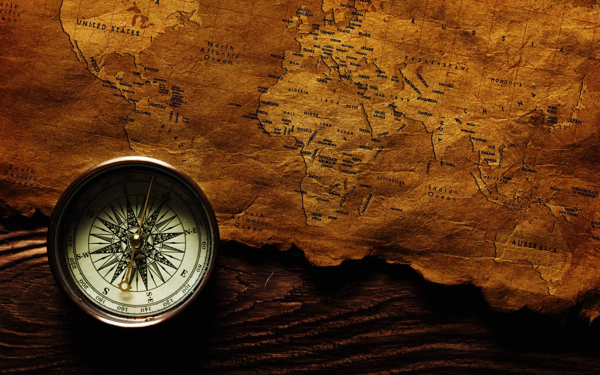 Waldigeskompass Und Karte Auf Dem Tisch Wallpaper