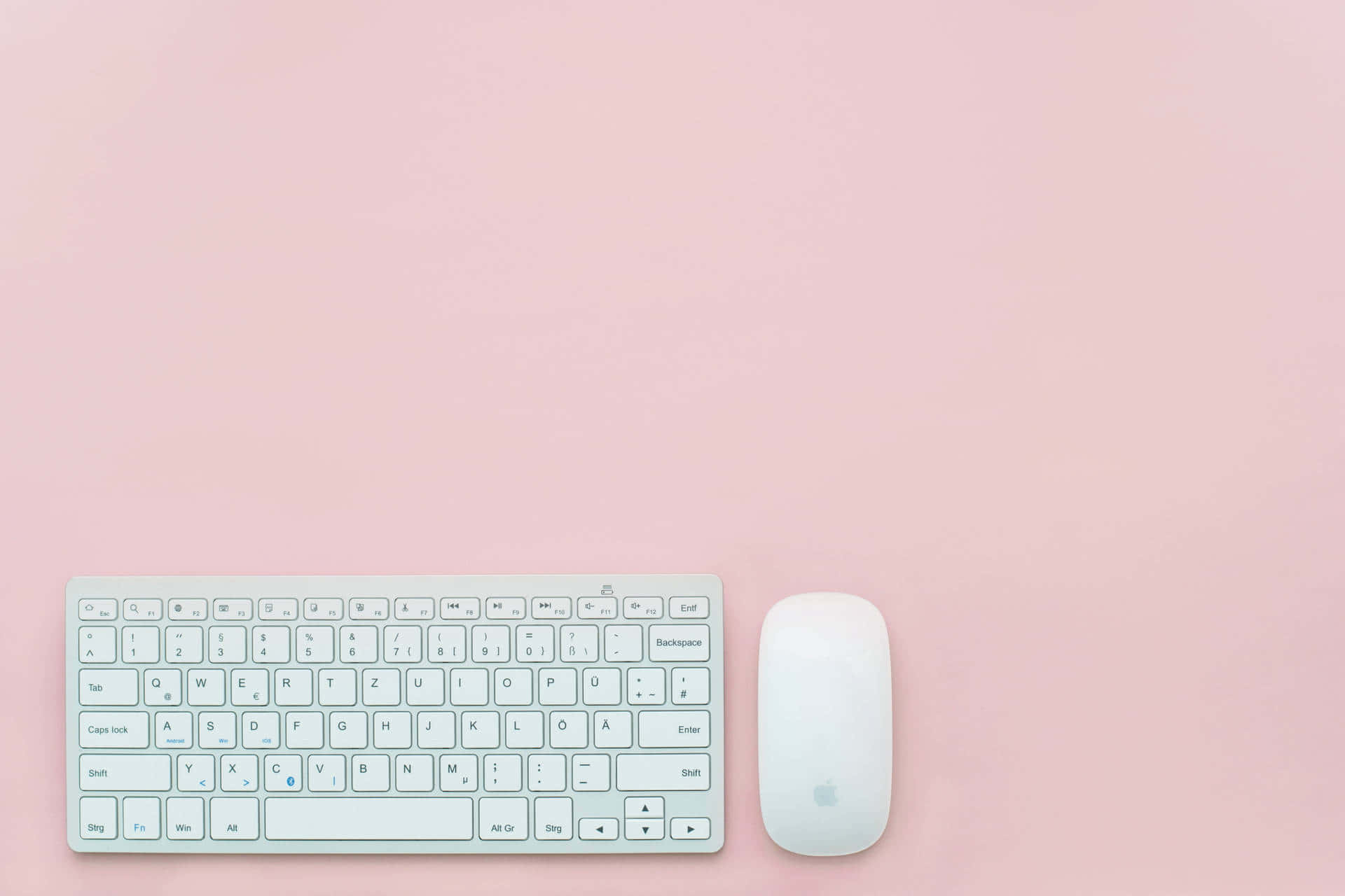 Eineweiße Tastatur Und Maus Auf Einem Rosa Hintergrund