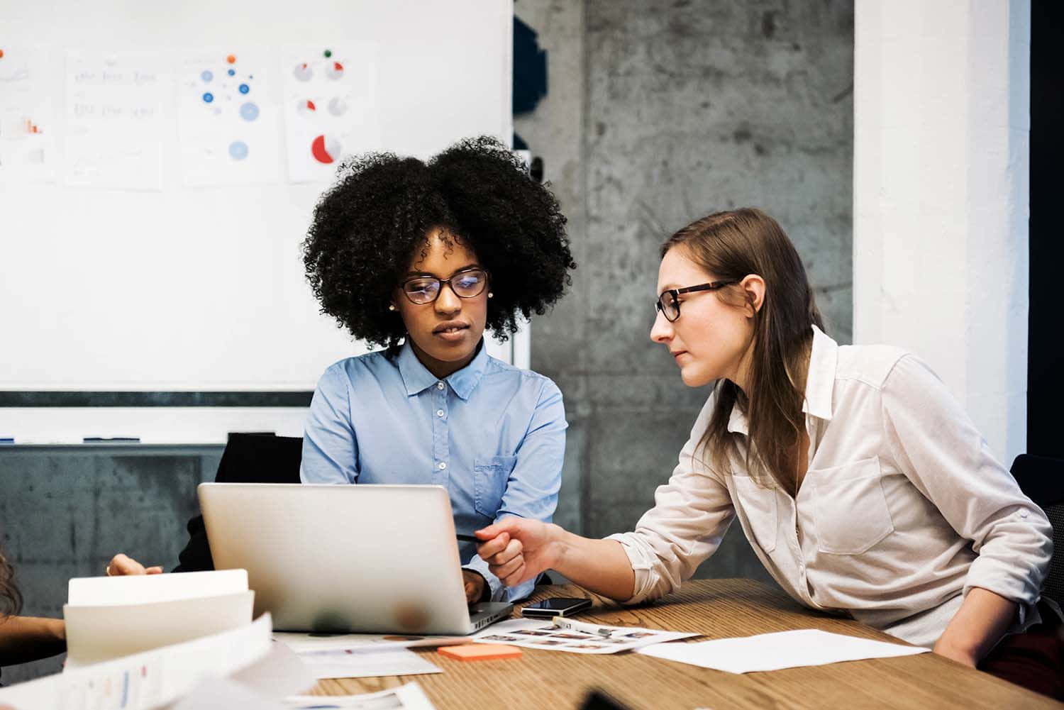 Dreifrauen Arbeiten Zusammen An Einem Tisch.