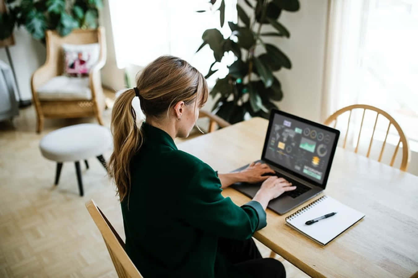 Kvinnaarbetar På Bärbar Dator I Hemmakontoret
