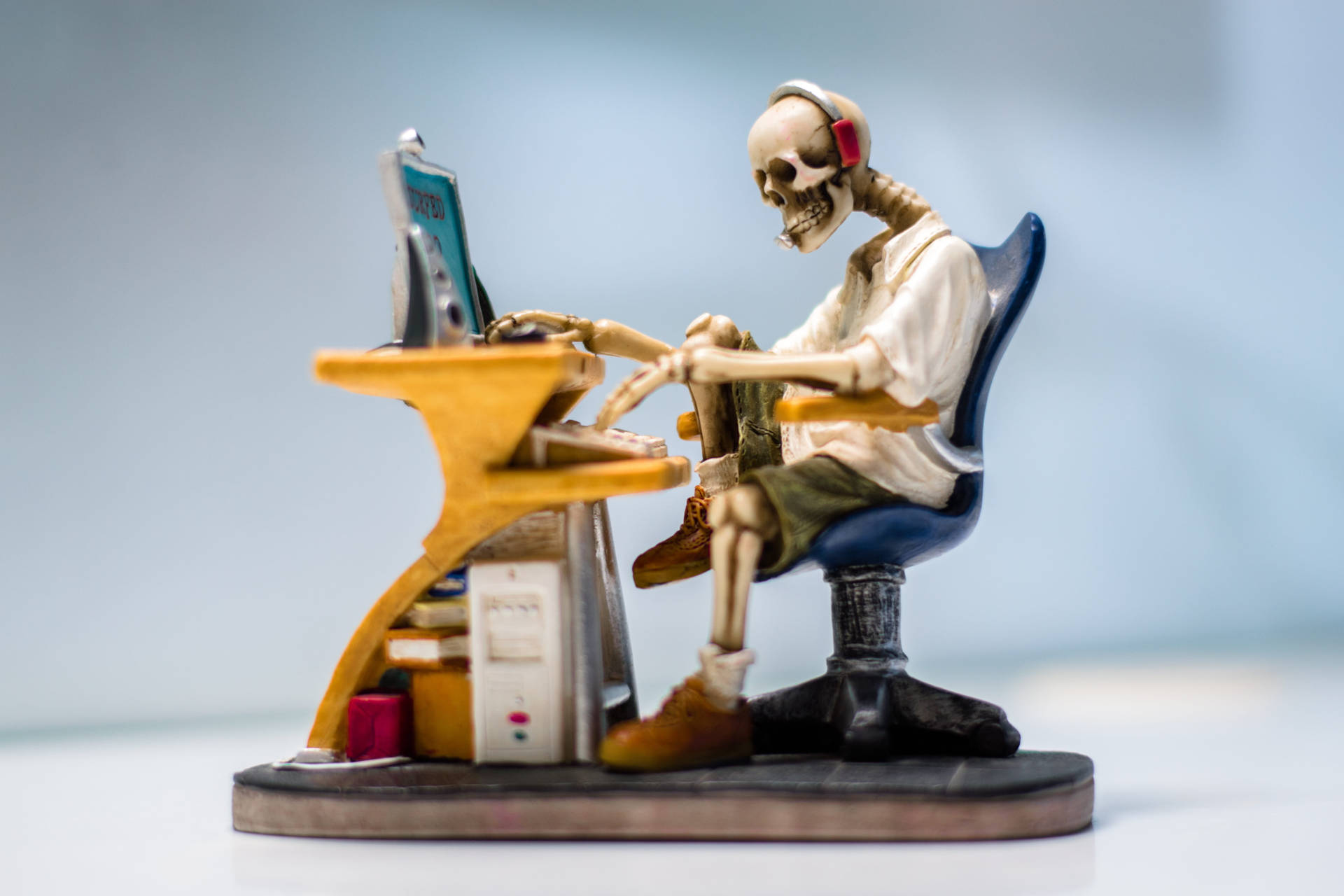 Fondode Escritorio De Esqueleto Humano Trabajando. Fondo de pantalla