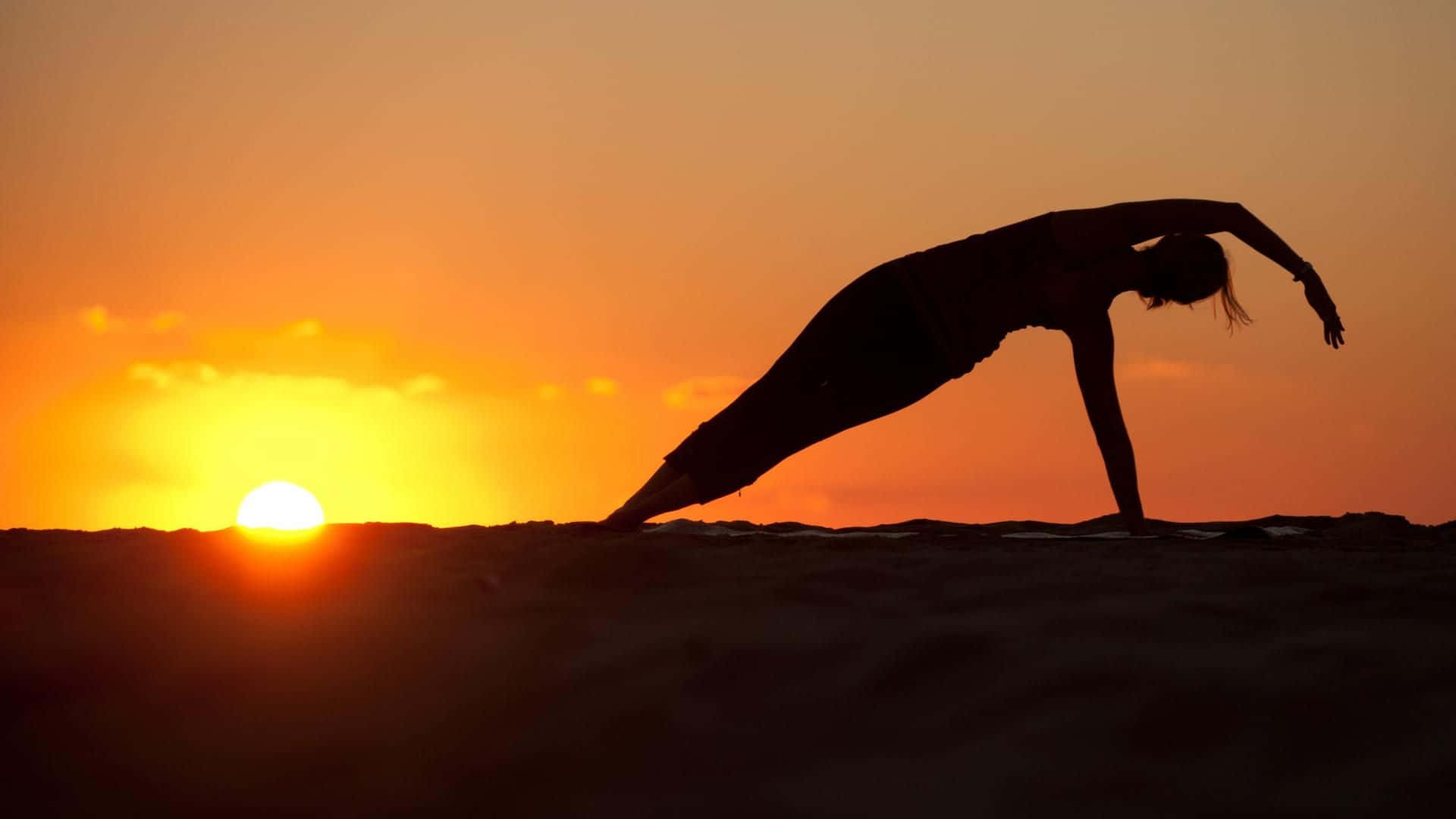 Enkvinna Gör Yoga Vid Solnedgången.