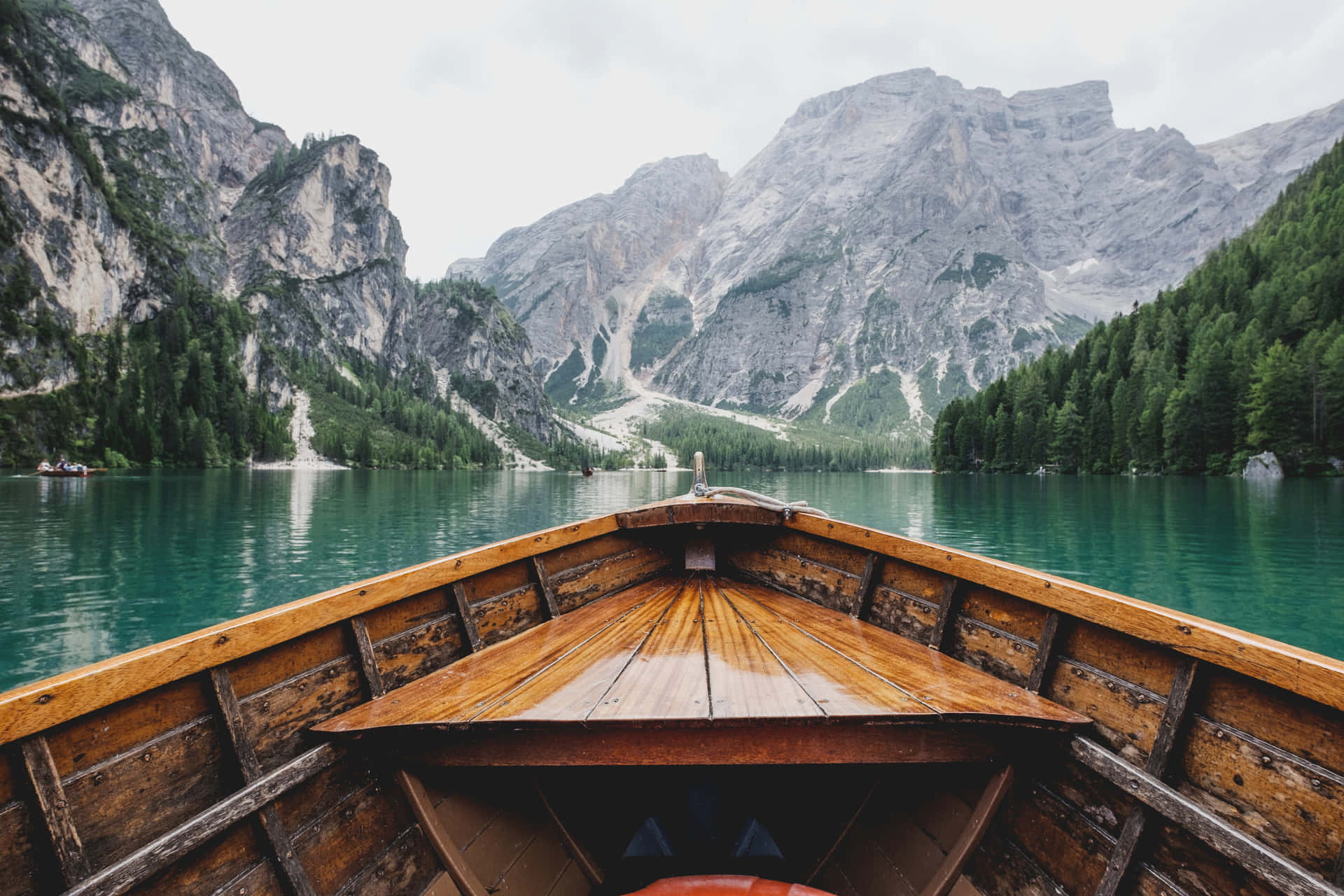 Viajepor El Mundo En El Lago Prags Fondo de pantalla