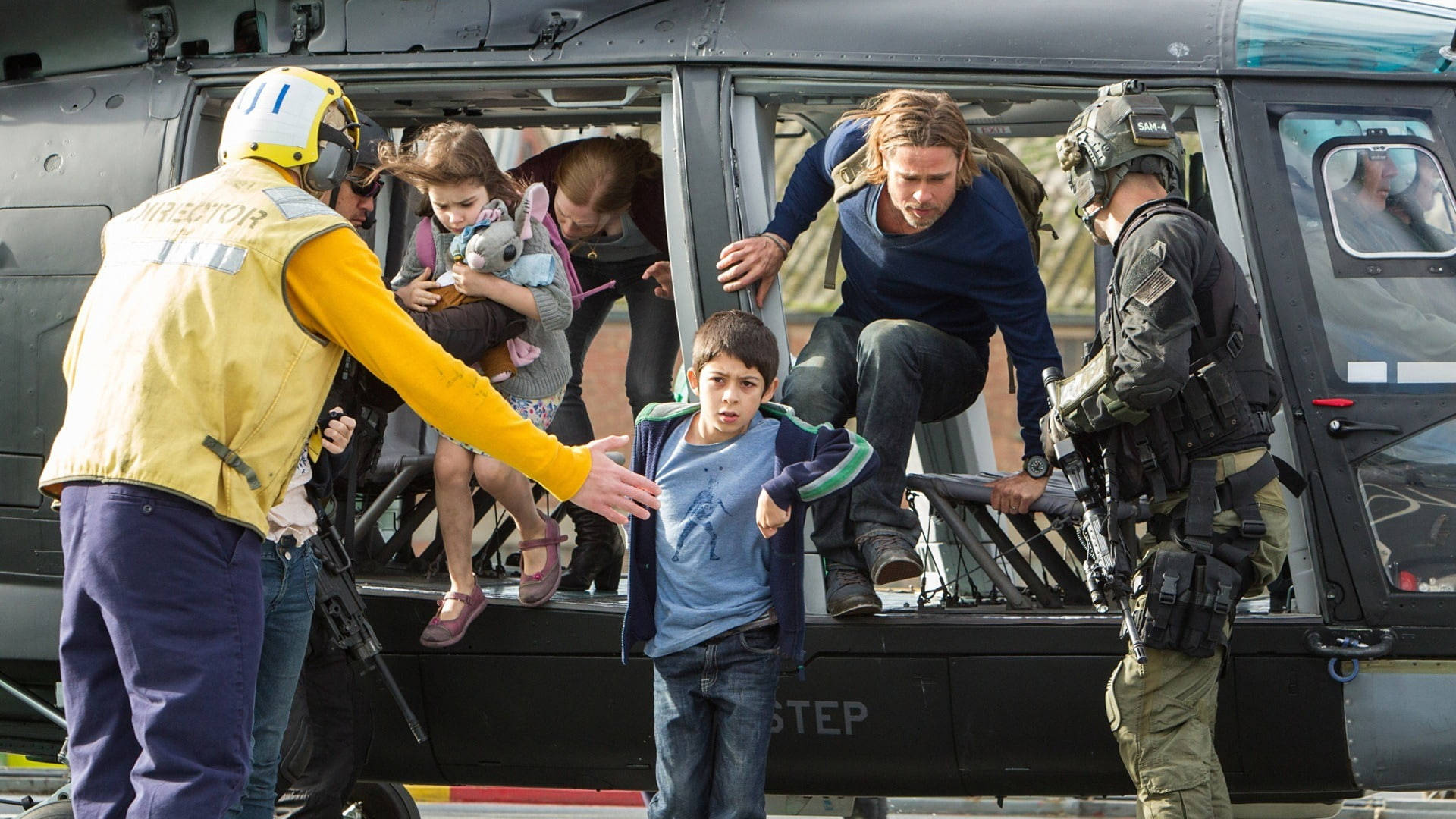 World War Z Getting Off Helicopter Wallpaper