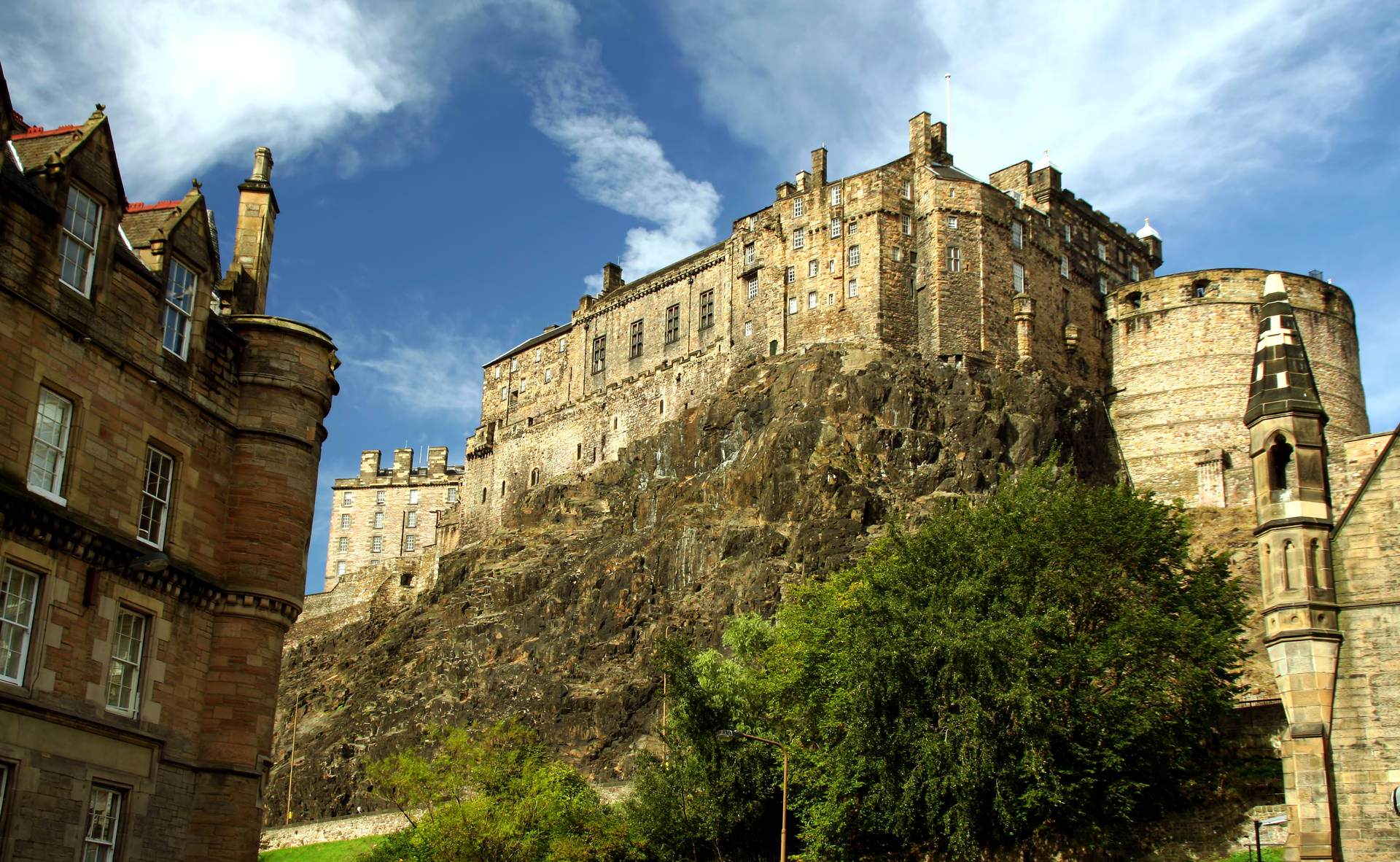 Worm's-Eye View Of Edinburgh Castle Wallpaper