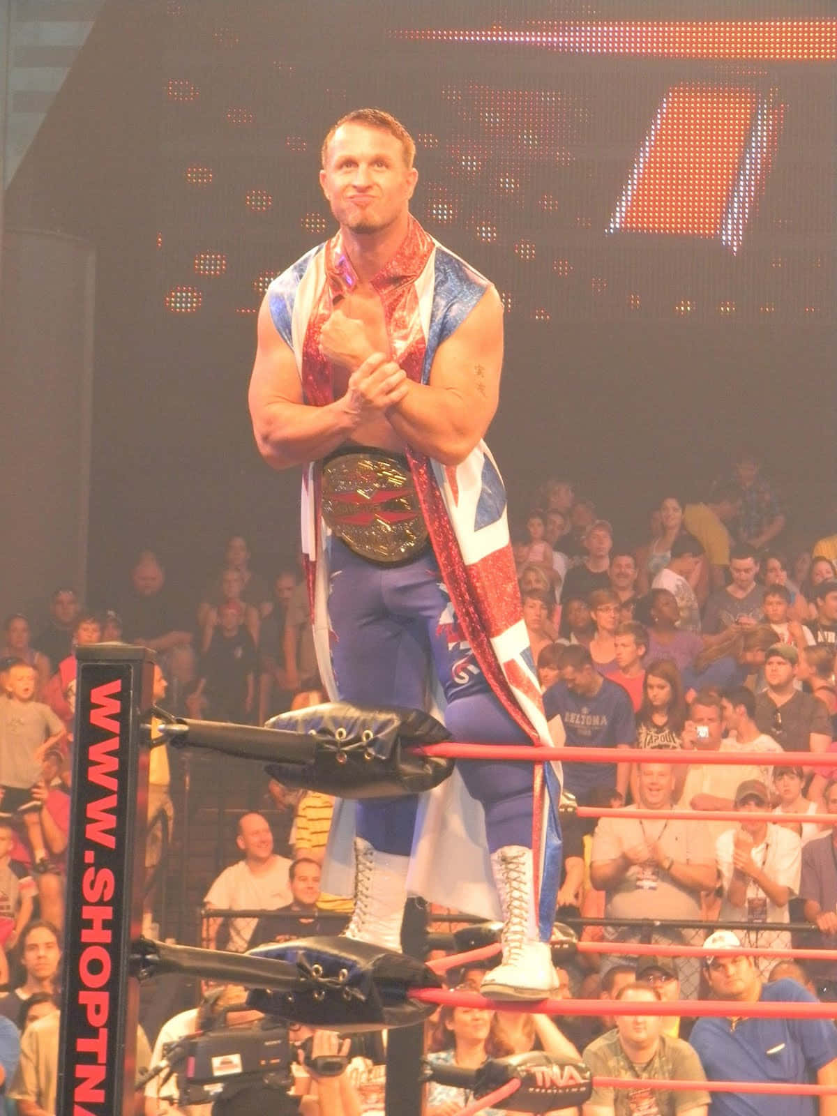 Wrestler Doug Williams med tungvægt bælte, der banker på panden Wallpaper