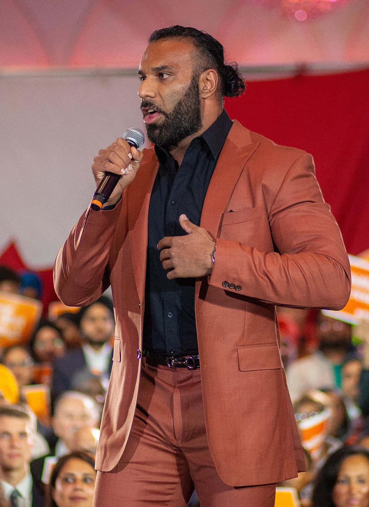 Wrestlerjinder Mahal Im Braunen Anzug Wallpaper