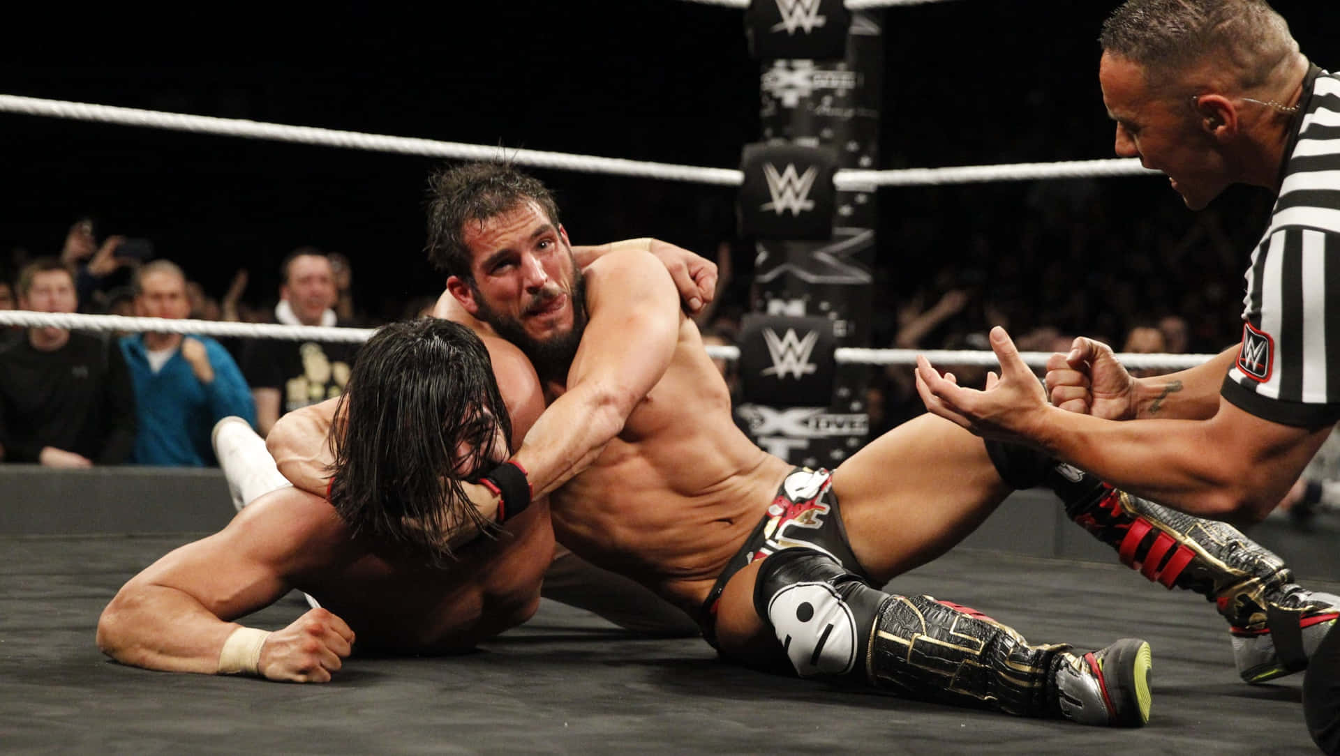 Wrestleren Johnny Gargano Wrestler med Adam Cole på skrivebordsbaggrunden. Wallpaper