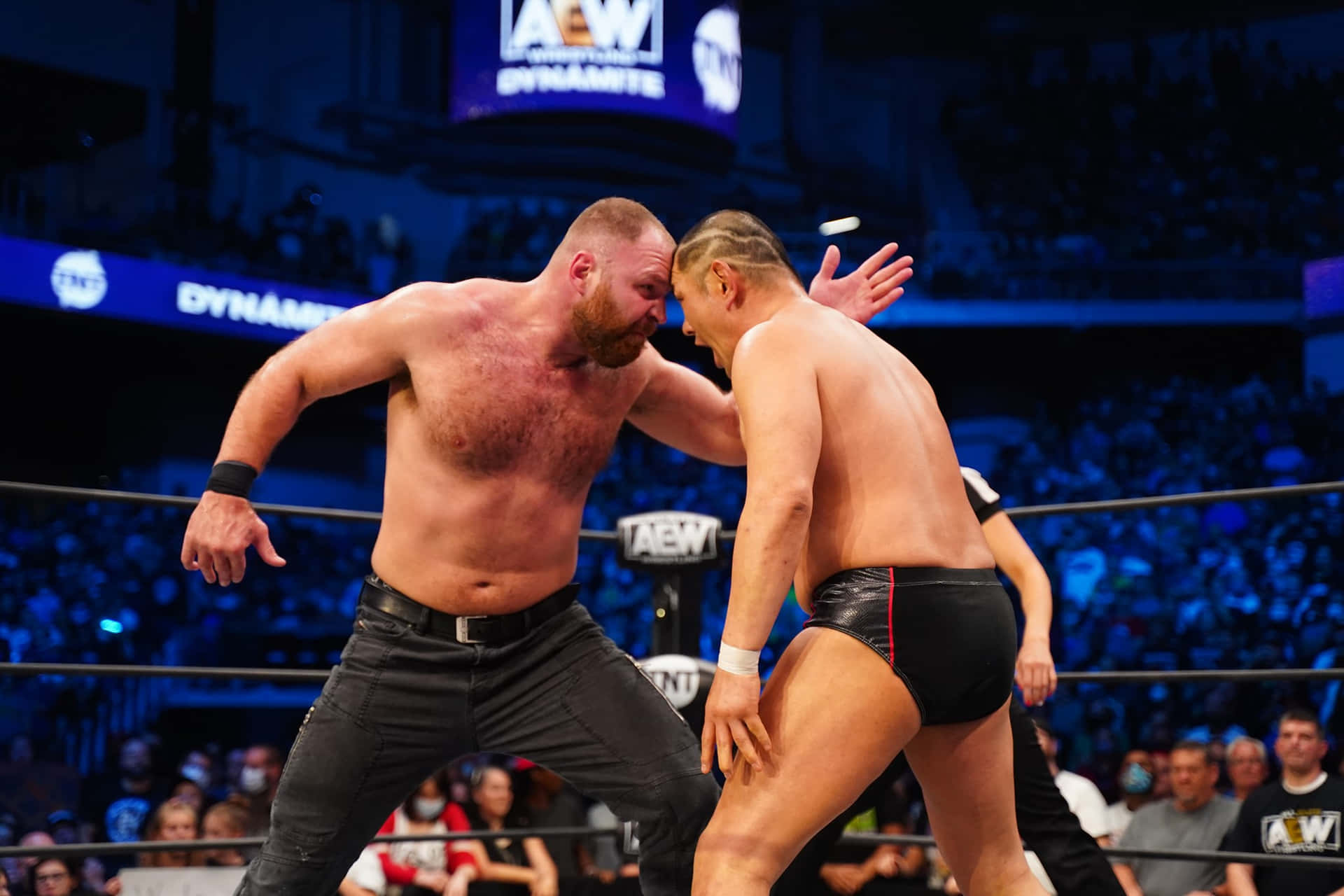 Wrestlerminoru Suzuki Kämpft Gegen Jon Moxley Wallpaper