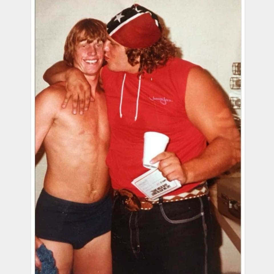 Wrestler Terry Gordy kysser Kevin Von Erich Wallpaper